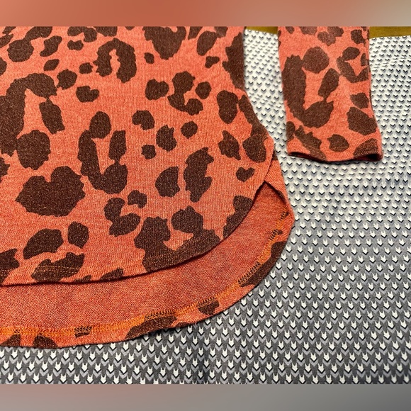 Dusty Rose Leopard Print Women’s Sweater Size S - Picture 4 of 7